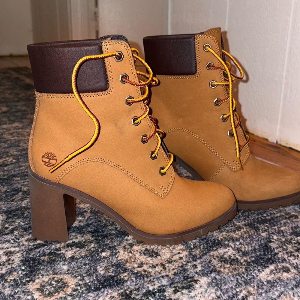 Size 6 timberland heel boot Never Worn.